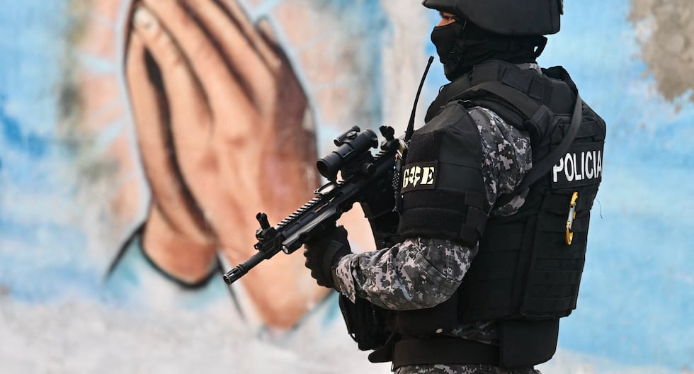 ECUADOR: Siete presuntos delincuentes y un oficial de policía durante la operación en Ecuador | Daniel NOVOA | Los Lobos | Santa Elena | Último | MUNDO