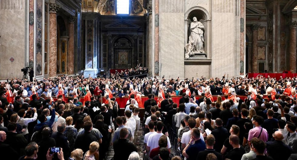 San Pedro: 5,000 fieles en pequeños grupos en la plaza Continúa la masa Última | MUNDO