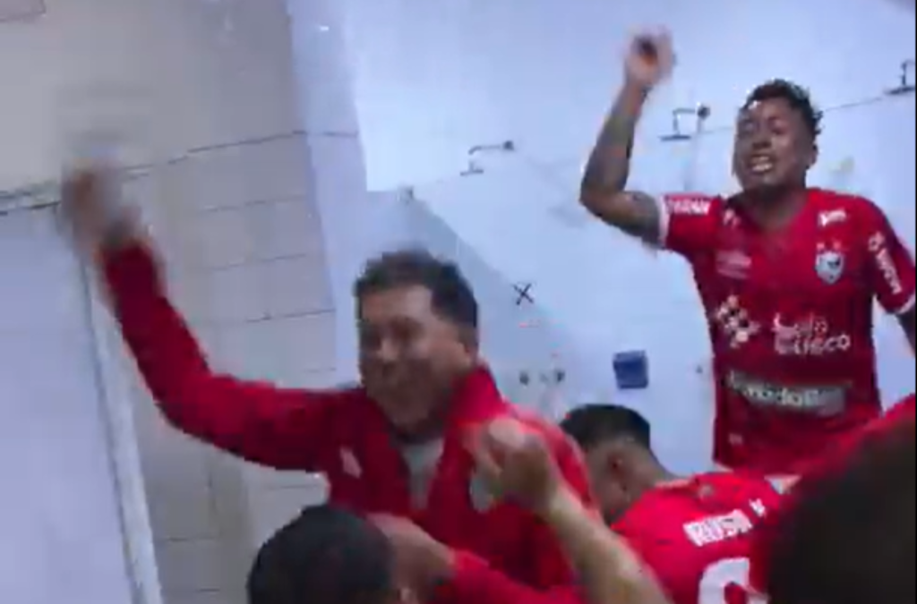 Christian Cueva celebra el objetivo de Scienceno al ritmo de ‘El Cervecero’
