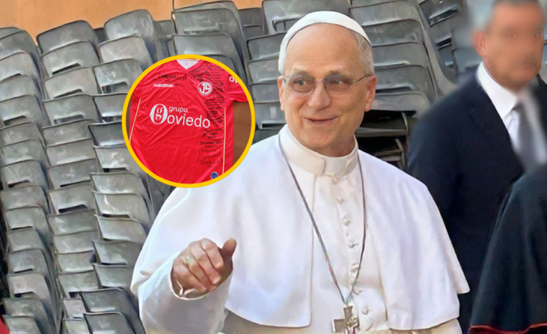 Papa Leo XIV tiene a Juan Aurich T -Shirt Firmado por Champions Photo