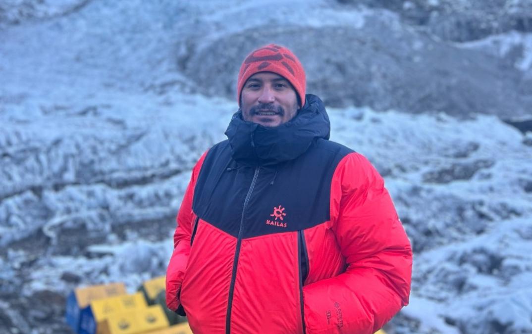 Mountaineer Víctor Rímac escala el Everest con la bandera de Perú