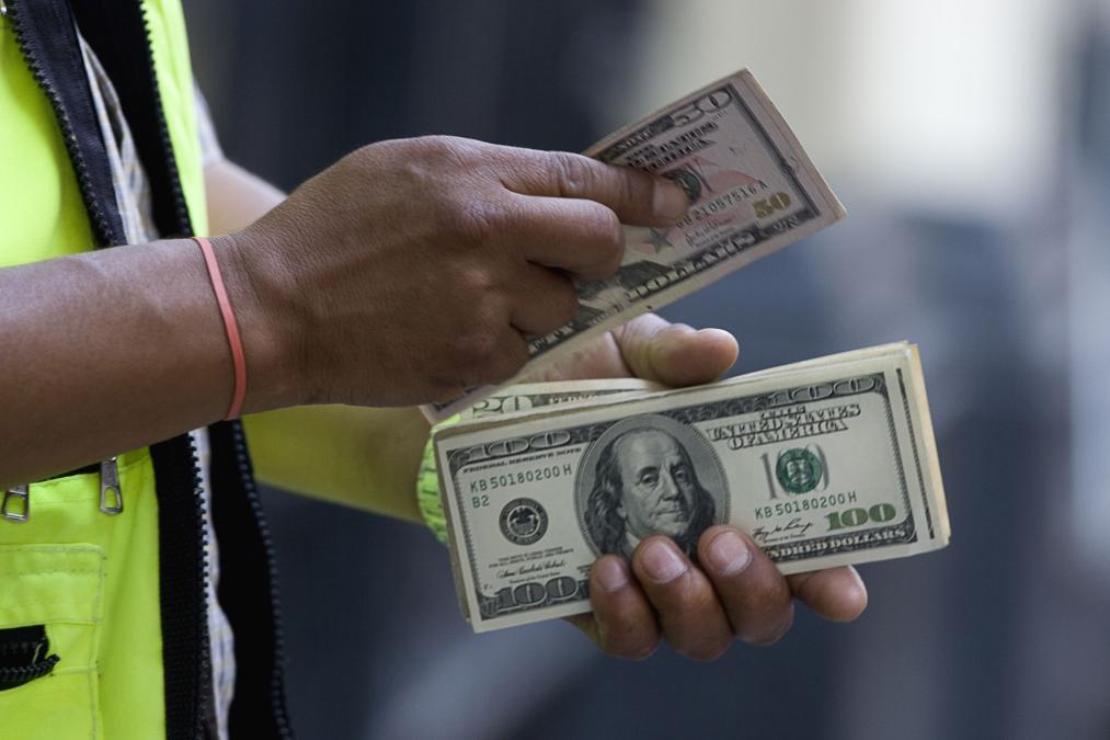El dólar volvió a caer y cerró la jornada en S/ 3.426

 – El diario andino
