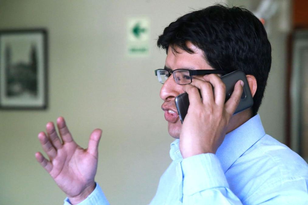 ¿Es posible hackear mi teléfono celular si contesto la llamada?

 – El diario andino