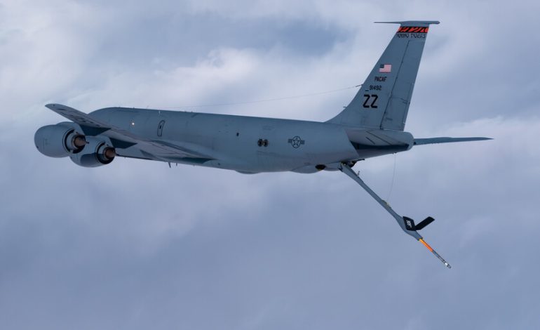 El KC-135 ha estado reproduciendo aviones durante décadas. Ahora Estados Unidos quiere que también lance drones para protegerse
– El diario andino