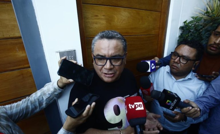 Juan José Santiváñez: La oficina del fiscal reconoce su queja mientras acusa a periodistas de «ajuste» por investigarlo | Último | Citación
– El diario andino