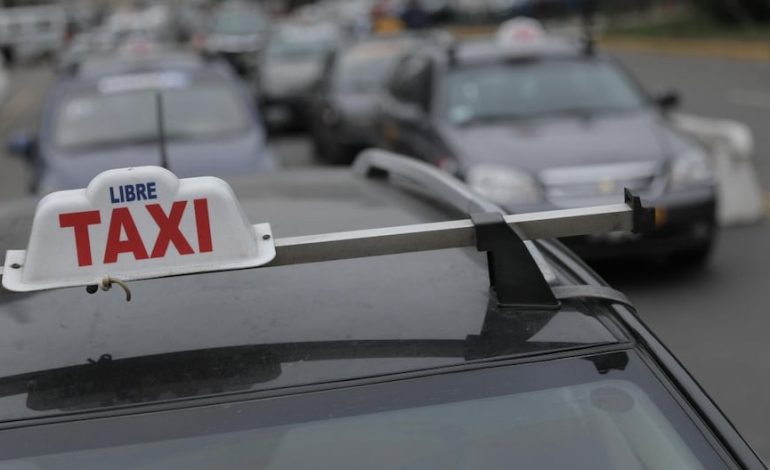 Bill afirma que los conductores sin licencia profesional pueden ofrecer servicio de taxi | PERÚ
– El diario andino