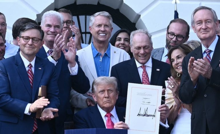 Donald Trump firma su ley de recortes fiscales y presupuestarios y dice que es su «mayor victoria» | Último | MUNDO
– El diario andino