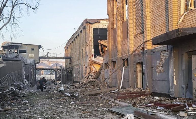 El Kremlin niega las responsabilidades del ataque de la prisión que dejó a 17 muertos en Ucrania
– El diario andino