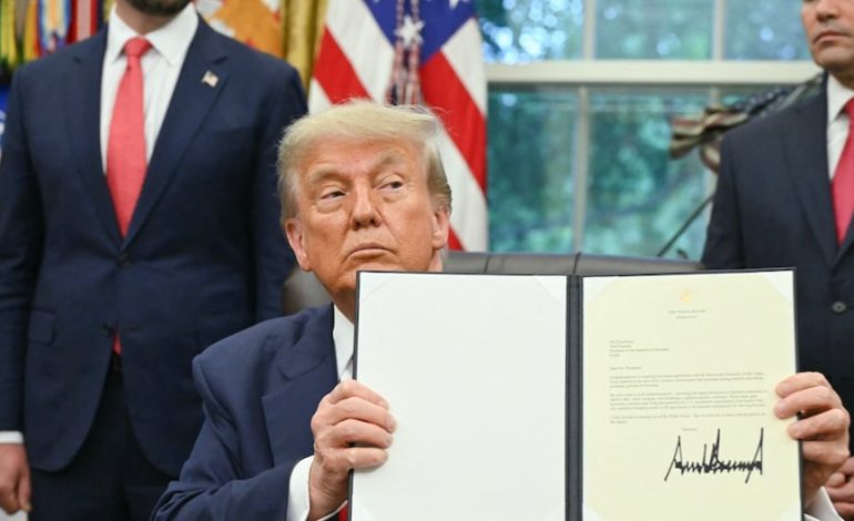 Donald Trump firma una orden ejecutiva para eliminar las sanciones contra Siria | Bashar al-Assad | ISIS | Estados Unidos | Thomas Barrack | Damasco | Irán | Arabia Saudita | Ahmed Al Sharaa | Último | MUNDO

 – El diario andino