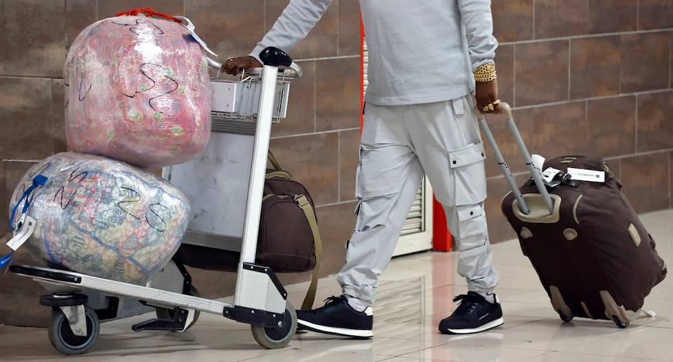 Estados Unidos ya no requerirá que los pasajeros se quiten los zapatos en los controles del aeropuerto.

 – El diario andino