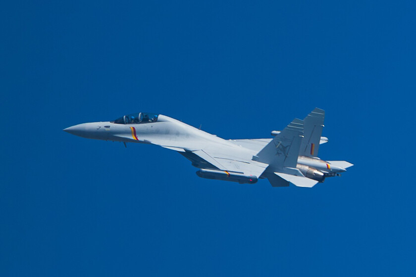 El J -15DT aparece armado con vainas electrónicas y apunta directamente al Fujian

 – El diario andino