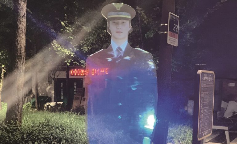Seúl ha publicado una «policía holográfica» que surge todas las noches en un parque. La intención es clara: disuadir crímenes
– El diario andino