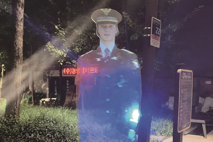 Seúl ha publicado una «policía holográfica» que surge todas las noches en un parque. La intención es clara: disuadir crímenes

 – El diario andino