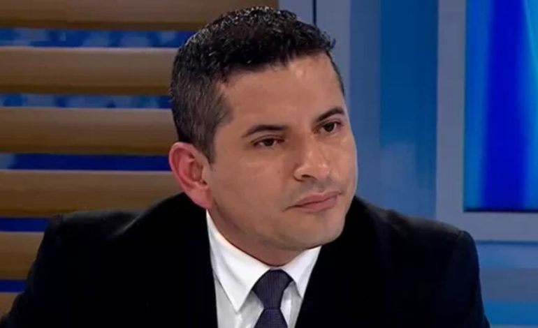 Un tribunal designa una descalificación temporal del abogado Elio Riera en un caso contra Silvia Barrera y Bruno Pacheco | Último | Citación
– El diario andino