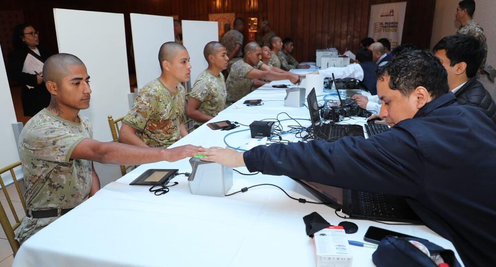 Reniec entregará una identificación electrónica gratuita a más de mil miembros del ejército para emitir un voto digital | Último | PERÚ

 – El diario andino