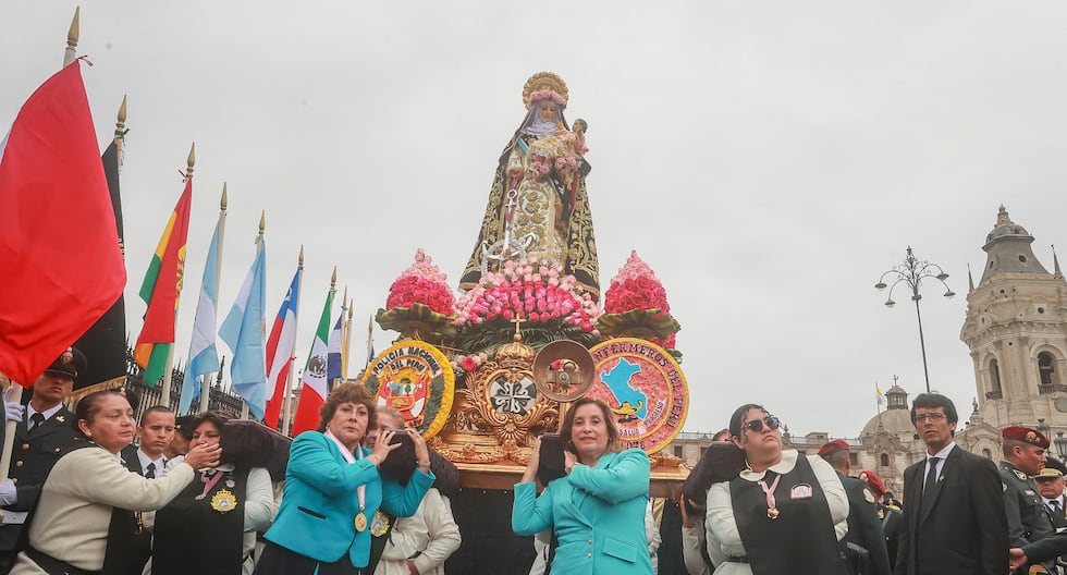 Dina Boluarte participa en una ceremonia con un tanque a Santa Rosa de Lima | Citación

 – El diario andino