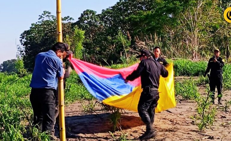 Pusieron la bandera de Colombia en Santa Rosa de Loreto: ¿Quién dio la advertencia? ¿Por qué no serían tomados responsables? ¿Qué acción debe tomar Perú? | Gustavo Petro | Dina Boluarte | | Citación
– El diario andino
