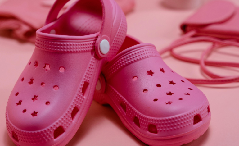 Las acciones de Crocs caen en el 30% para los aranceles y la pérdida del poder de la moda «zapatos feos»
– El diario andino