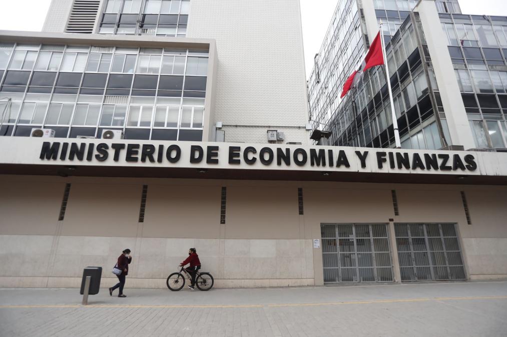 El gobierno consume ahorros para que las emergencias contengan deuda pública

 – El diario andino