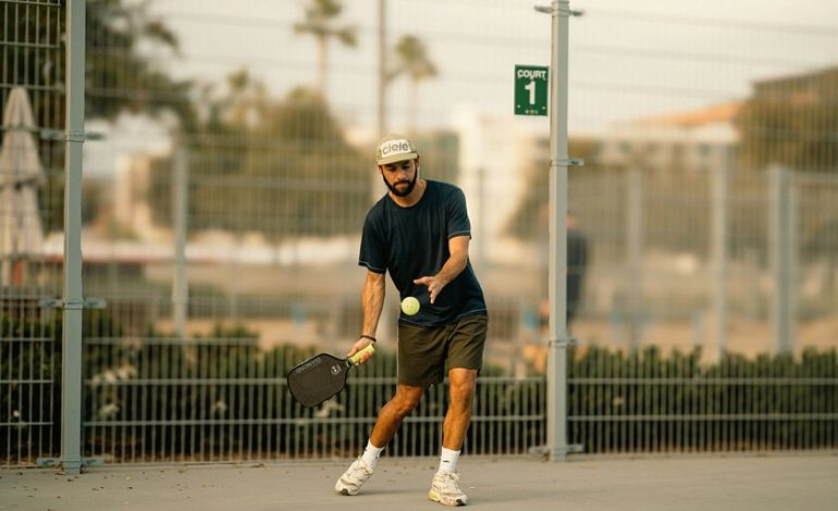 Hay un deporte que coloniza miles de canchas de tenis en los Estados Unidos y se expande fuertemente en España: Pickleball
– El diario andino