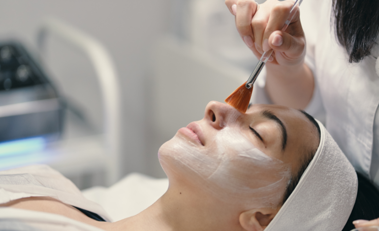 El nuevo lujo estético de la «cirugía líquida» que promete lo que el botox ya no vende
– El diario andino