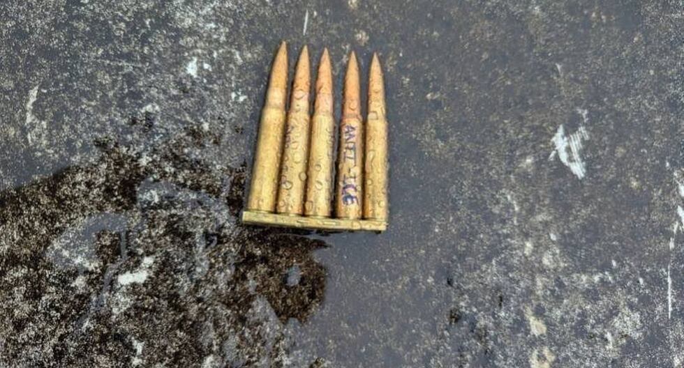 FBI: El director muestra una foto de un cartucho de tiro de Texas que dice Anti-ACE | Dallas | Últimos Estados Unidos | MUNDO

 – El diario andino