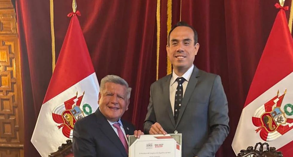 César Acuña anuncia que el Parlamento le da «reconocimiento» por su «trabajo parlamentario» | Citación

 – El diario andino