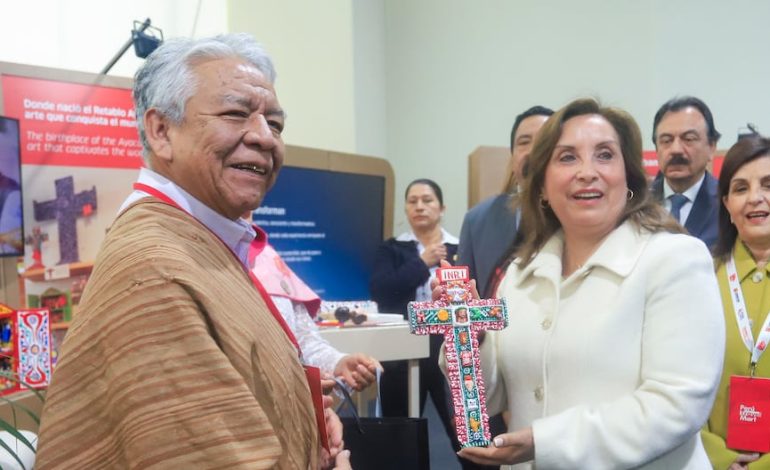 Dina Boluarte: Exponen que el presidente ha recibido una réplica de la estatua de bronce, el perfume de Dior y los cosméticos como los regalos | Último | Citación

 – El diario andino