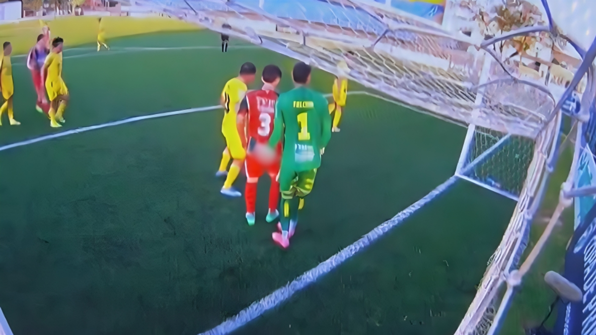 Archer expulsó por jugar partes íntimas del rival paraguay

 – El diario andino