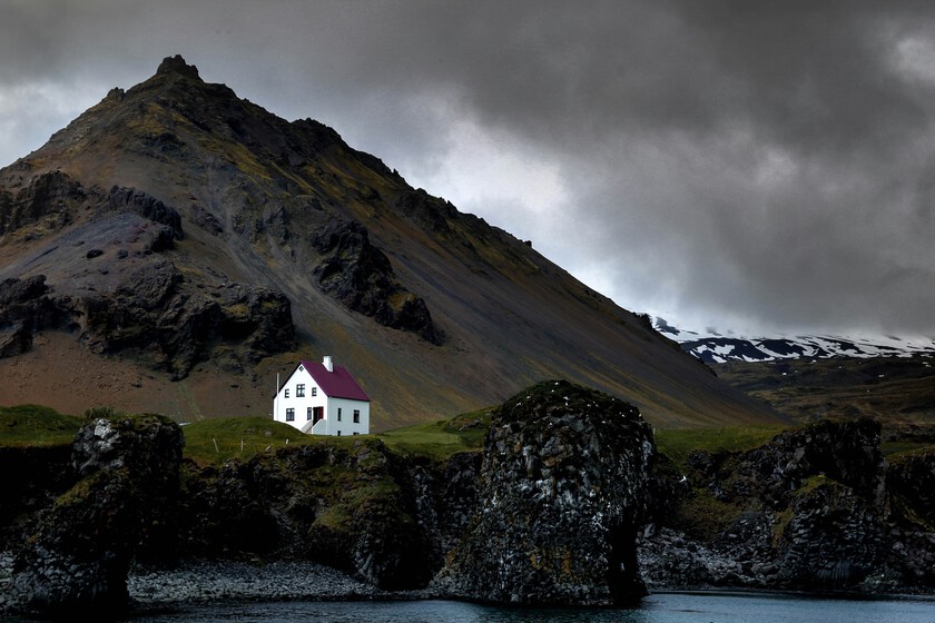 La televisión pública de Islandia no retransmitía los jueves. Desde entonces circula la leyenda de un jueves «baby boom».

 – El diario andino