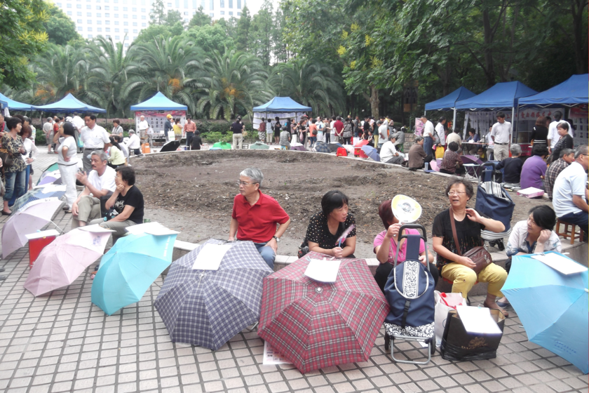 está en un parque lleno de padres con sombrillas
 – El diario andino