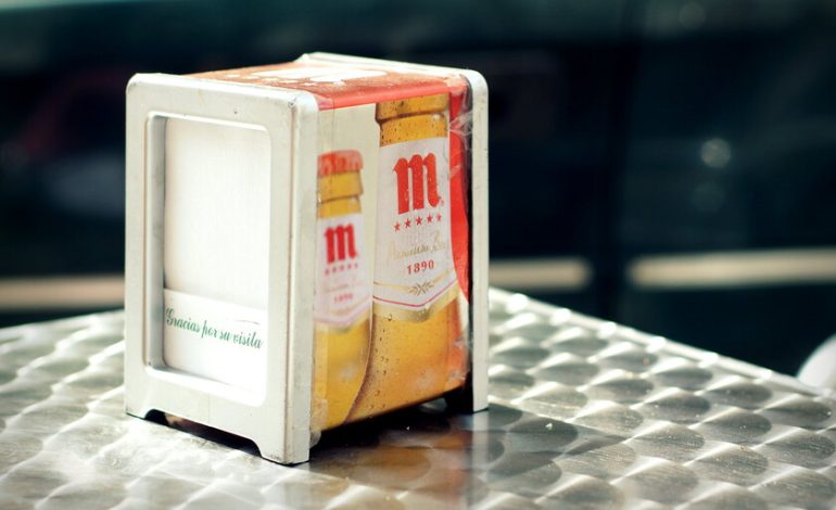 La nueva ley sobre el alcohol limita a los bares a colocar sillas o sombrillas para tomar cerveza. Y ahora los millonarios temen las pérdidas.
 – El diario andino