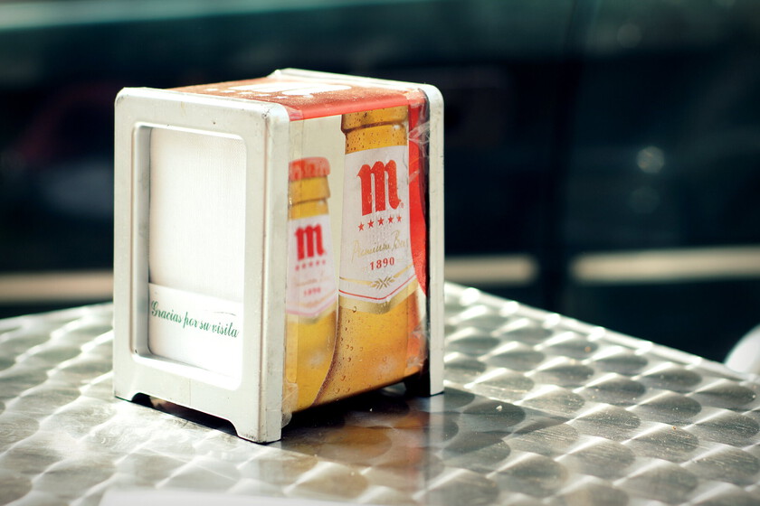 La nueva ley sobre el alcohol limita a los bares a colocar sillas o sombrillas para tomar cerveza. Y ahora los millonarios temen las pérdidas.
 – El diario andino