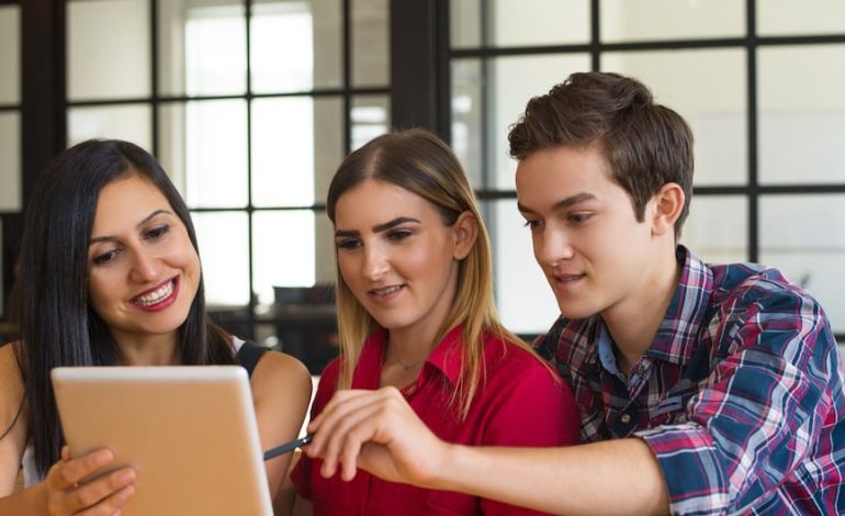 La educación digital se consolida como una alternativa ante el abandono universitario de los jóvenes | PERÚ
– El diario andino