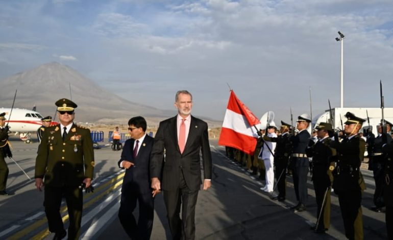 Rey de España, Felipe VI, llegó a Arequipa para inaugurar el Congreso de la Lengua Española | Lo último | PERÚ
– El diario andino