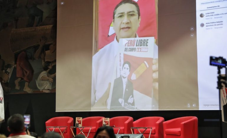 Vladimir Cerron continúa ridiculizando la justicia: el líder fugitivo de Perú Libre presenta un libro que escribió en secreto en Tlcnota | Citación
– El diario andino