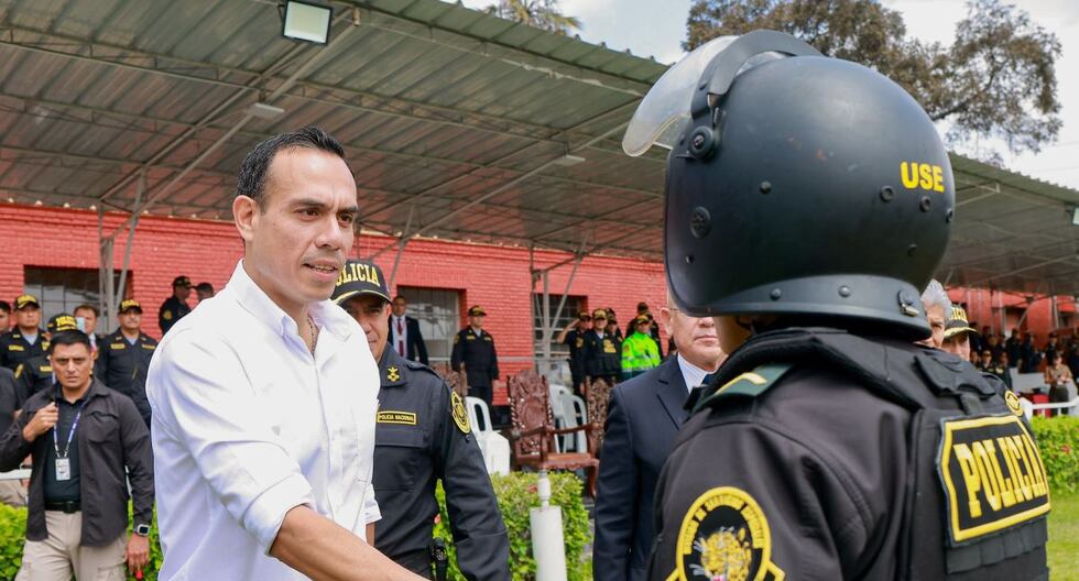 El Gobierno otorga a 823 policías, soldados y miembros de comités de autodefensa la Medalla por la protección de la democracia POLÍTICA

 – El diario andino