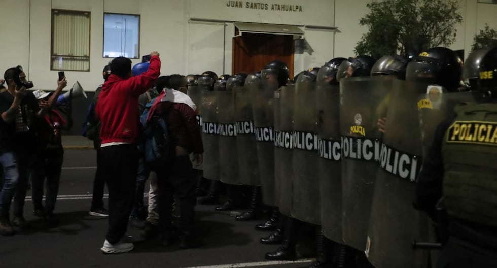 Consejo de Noticias de Perú: Unos 20 periodistas fueron agredidos por la policía en protesta | Citación

 – El diario andino