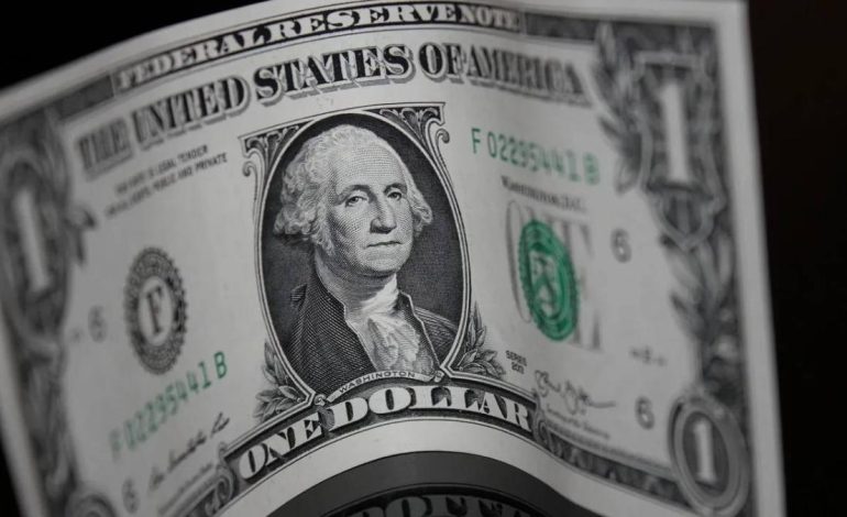 baja y cierra en s/ 3.425 pese a inestabilidad política
– El diario andino