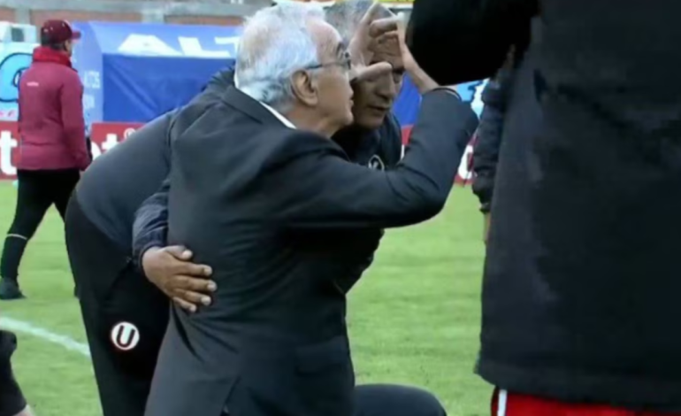 Jorge Fossati se arrodilla en medio de la cancha tras coronarse tricampeón
 – El diario andino