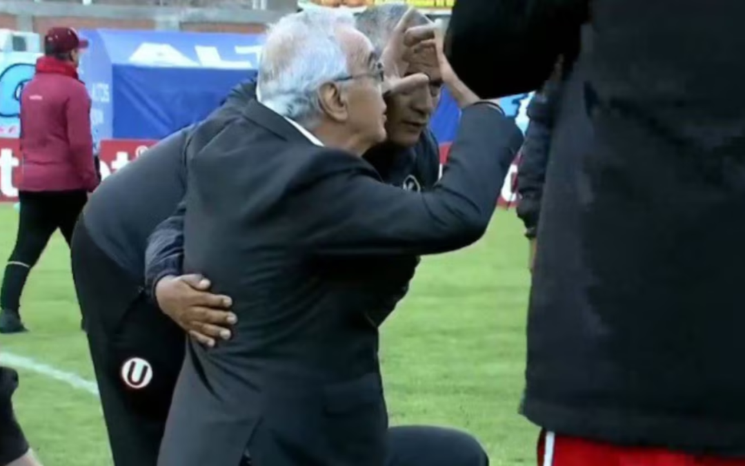 Jorge Fossati se arrodilla en medio de la cancha tras coronarse tricampeón
 – El diario andino