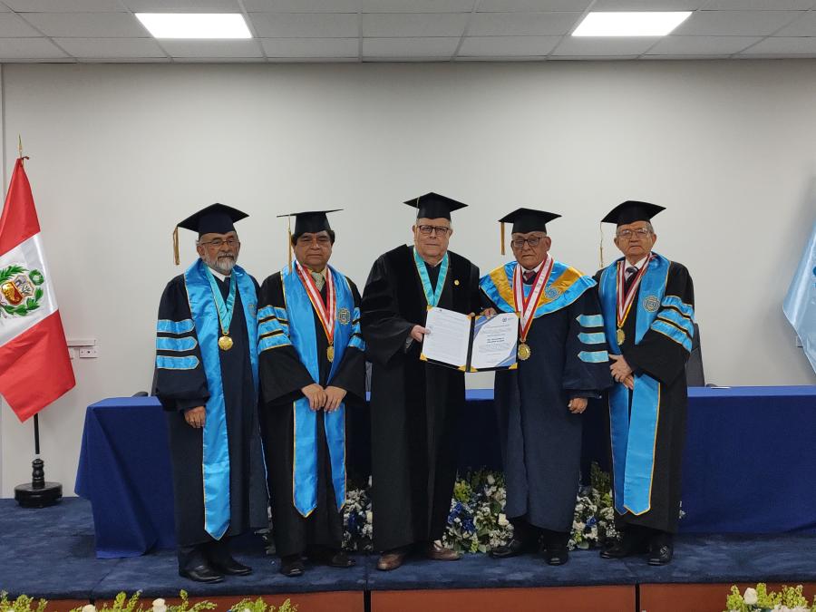 Universidad Nacional de Piura reconoce a Velarde

 – El diario andino