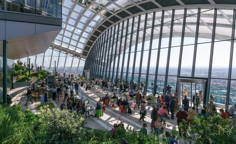 En 2013 Londres anunció su rascacielos más impresionante. En aquel entonces, nadie podía imaginar el peligro que tenían sus cristales.

 – El diario andino