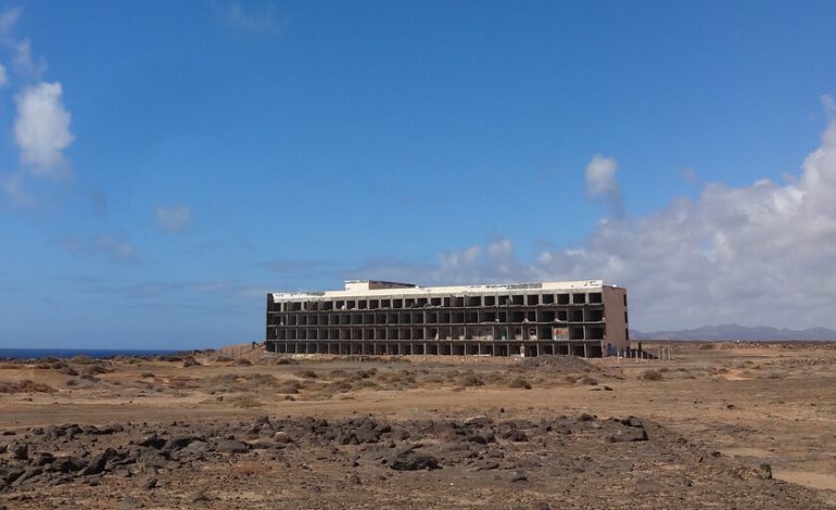 En 1973 un alemán soñaba con explotar Lanzarote. 50 años después nadie ha podido mover las ruinas de su monstruo

 – El diario andino