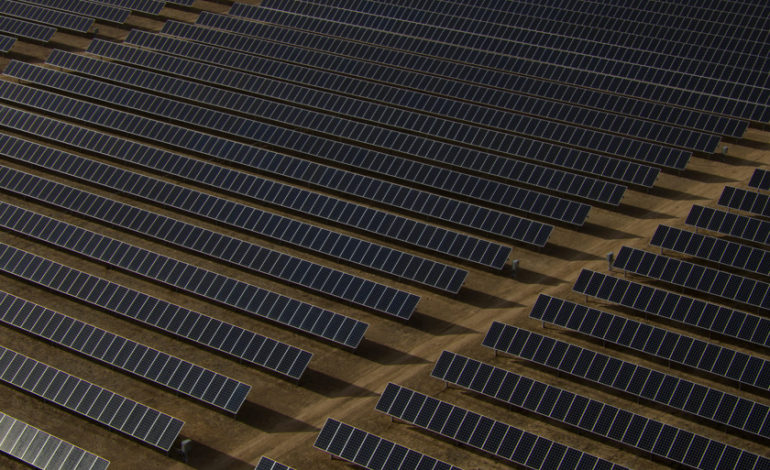 China tiene un desierto gigantesco en el Tíbet con innumerables horas de luz. Y lo está llenando de paneles solares.
– El diario andino