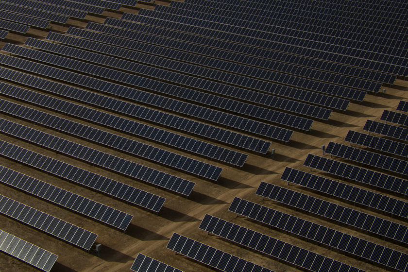 China tiene un desierto gigantesco en el Tíbet con innumerables horas de luz. Y lo está llenando de paneles solares.

 – El diario andino