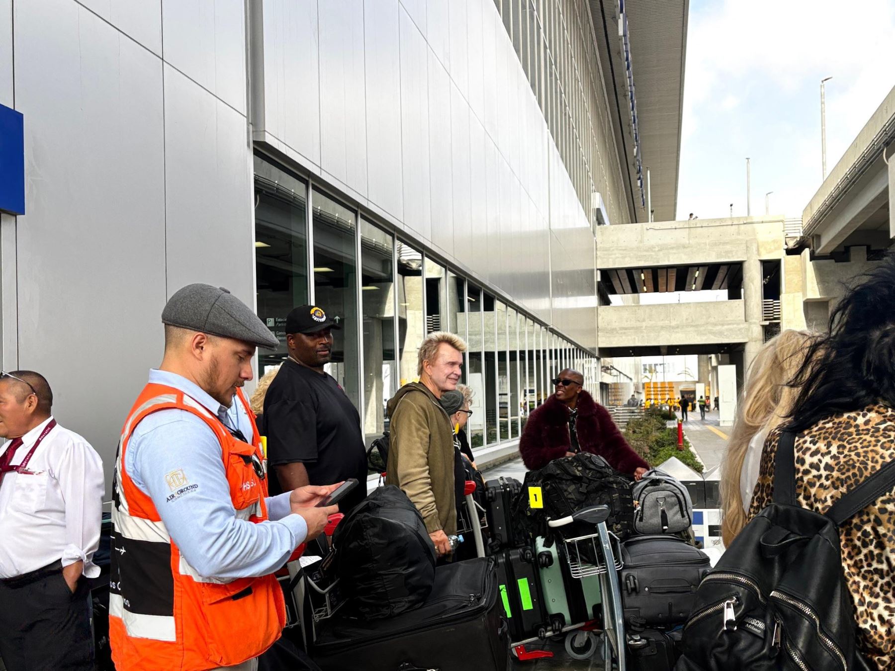 El músico británico Billy Idol ya se encuentra en Lima de cara a su presentación en vivo.

 – El diario andino