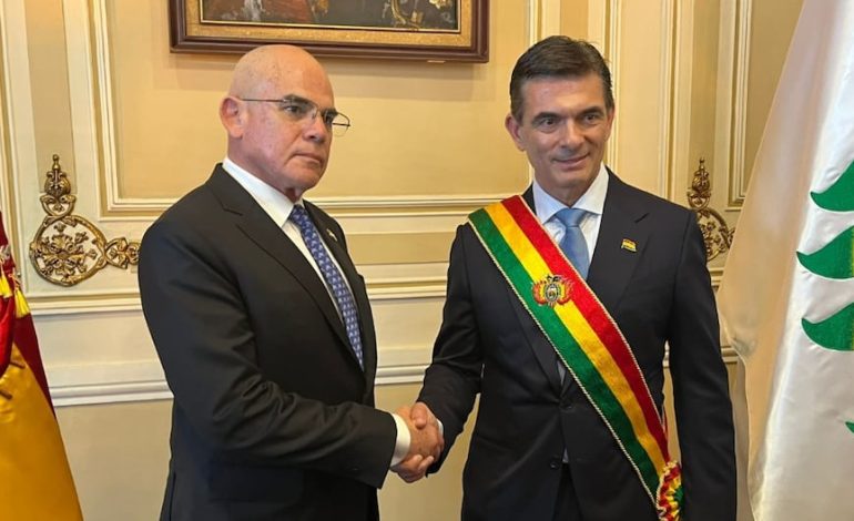 El primer ministro Ernesto Álvarez asistió a la toma de posesión del nuevo presidente de Bolivia, Rodrigo Paz, el último | POLÍTICA

 – El diario andino