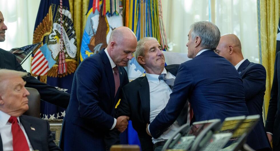 Ejecutivo farmacéutico se desmaya en la Oficina Oval durante la conferencia de prensa de Trump

 – El diario andino