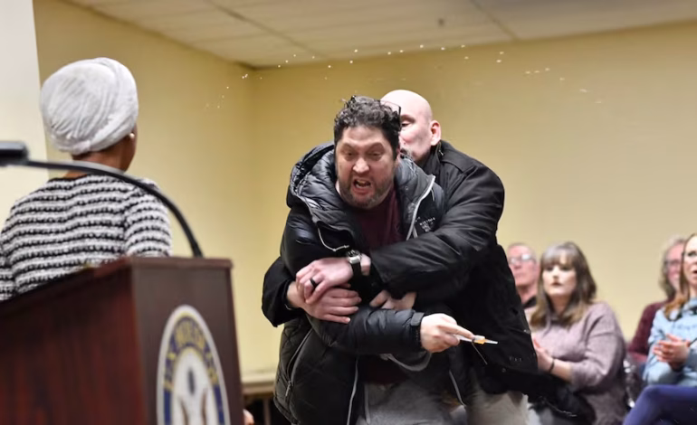 Ilhan Omar: Hombre rocía líquido a congresista demócrata en un mitin en Minneapolis | Minnesota | Estados Unidos | HIELO | Lo último | MUNDO

 – El diario andino